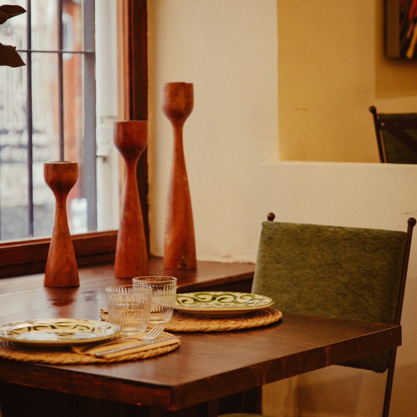 Detalles en cada momento en Casa Milpa Mesa de Casa Milpa preparada con vajilla y jarrones de arcilla de inspiración mexicana.