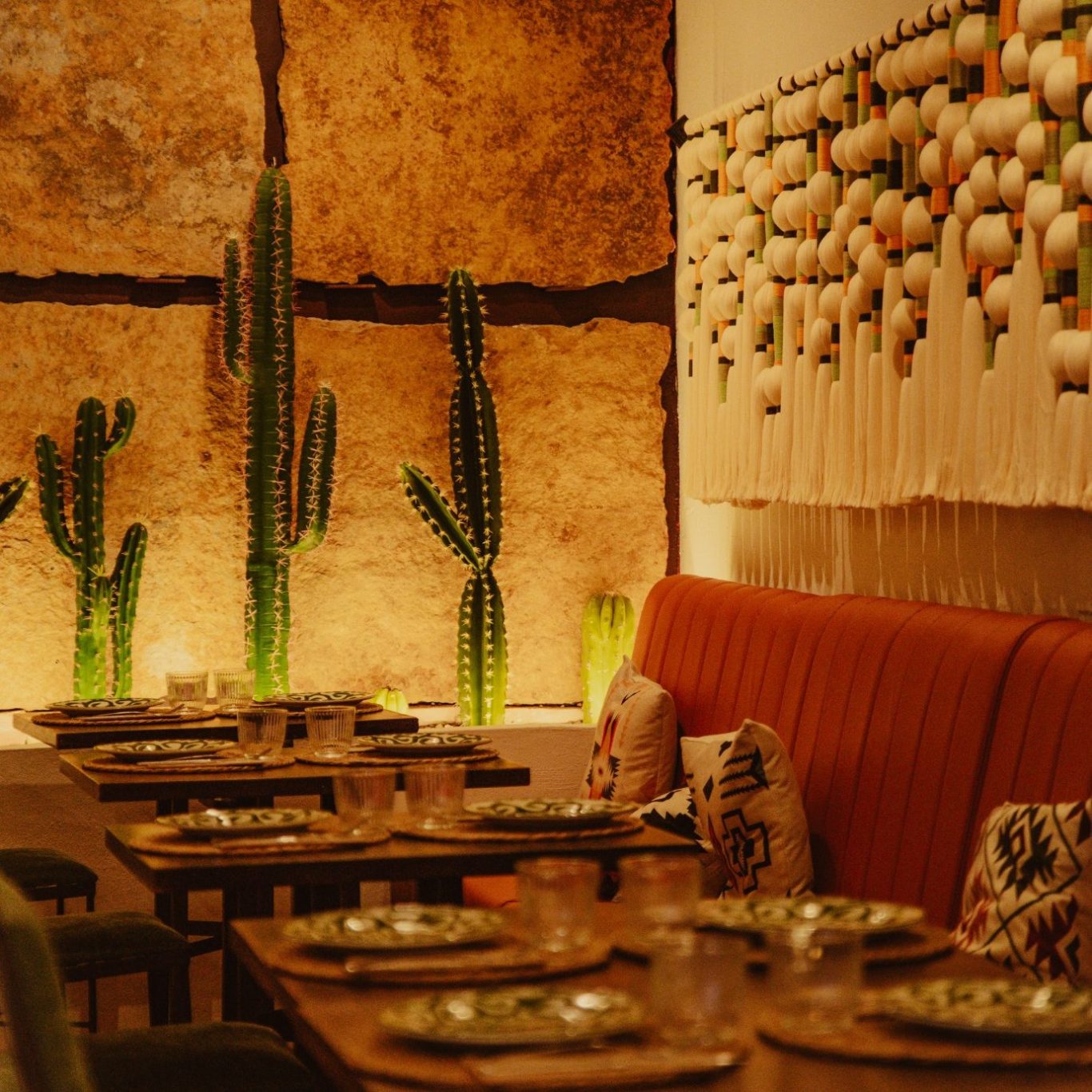 Ambiente cálido y cercano en Casa Milpa Interior del restaurante Casa Milpa con un diseño cálido y elementos naturales.
